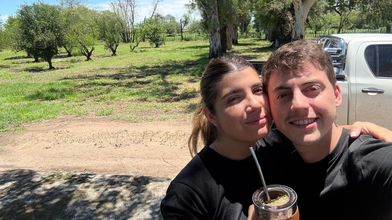Lourdes y Pablo en el campo