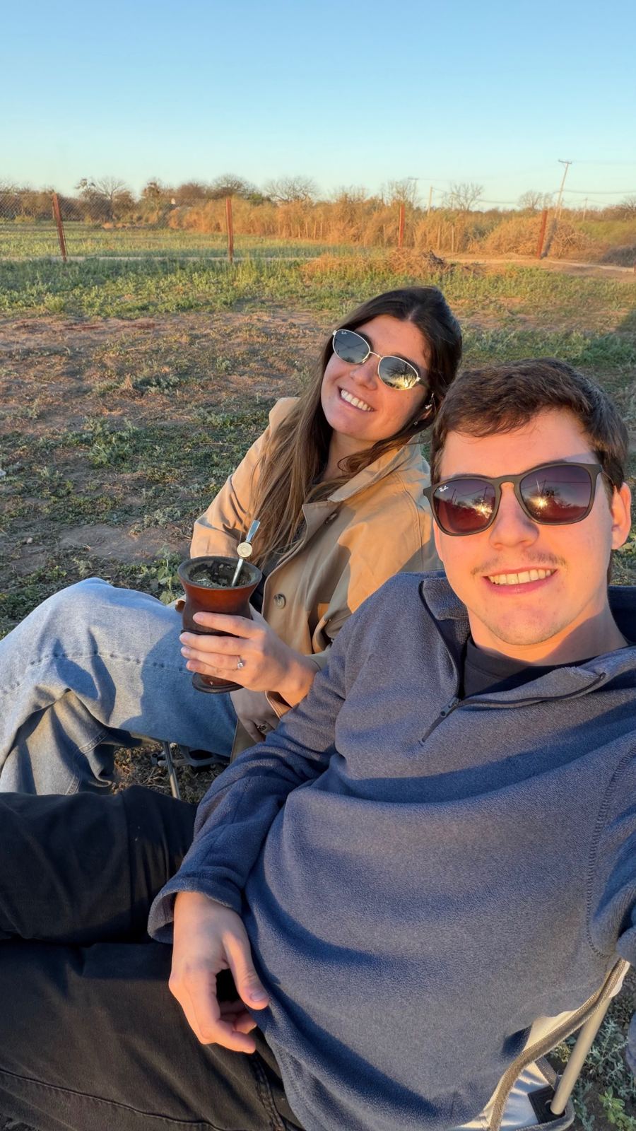 Lourdes y Pablo tomando mate